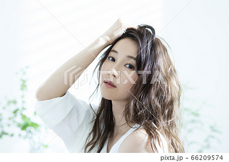 女性　朝　ヘアケア　 66209574
