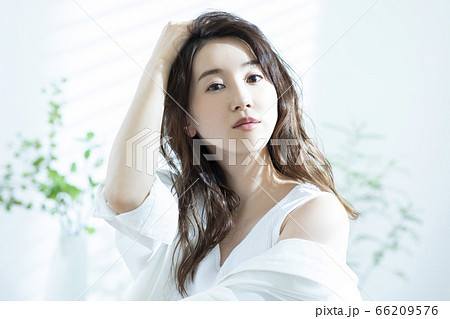 女性　朝　ヘアケア　 66209576