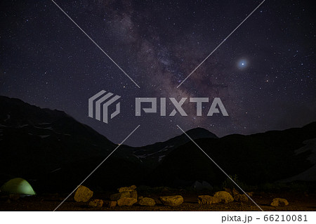 山中でテント泊をしながら見る夏の夜空に浮かぶ銀河 66210081