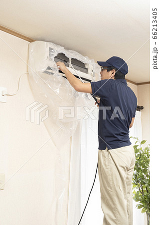 エアコンの清掃をするハウスクリーニングの作業員 66213405
