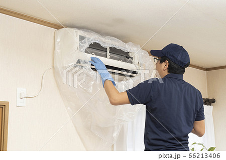 エアコンの清掃をするハウスクリーニングの作業員 66213406