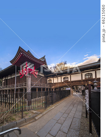 東京 上野 寛永寺の清水観音堂と書院を結ぶ火灯窓か花頭窓を飾る渡り廊下と参道の木灯篭 の写真素材