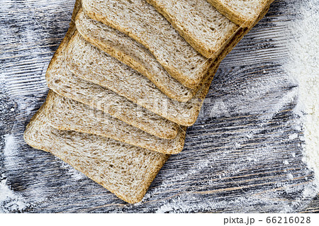 sliced fresh bread 66216028