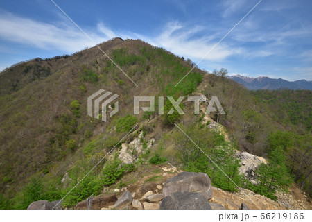 奥日光、社山中腹雨量計付近の登山道から見上げる社山山頂方面 66219186