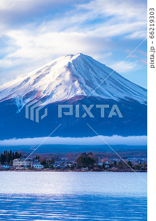 河口湖から見た朝日を浴びる富士山 【山梨県】 河口湖から見た朝日を浴びる富士山 【山梨県】 66219303