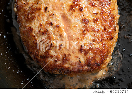 ハンバーグをフライパンで焼く 66219714