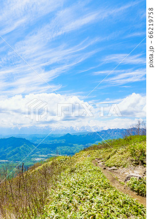 新緑の飯縄山登山（飯縄山から北アルプス方面の眺め） 66219758