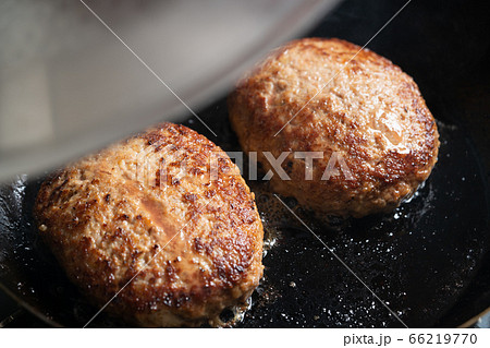 ハンバーグをフライパンで焼く 鍋蓋を開ける ハンバーグをフライパンで焼く 鍋蓋を開ける 66219770