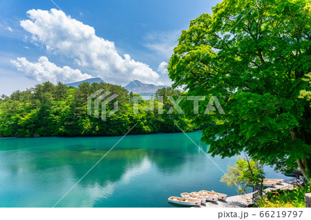 初夏の毘沙門沼(五色沼)の風景 新緑と湖面 福島県北塩原村 初夏の毘沙門沼(五色沼)の風景 新緑と湖面 福島県北塩原村 66219797
