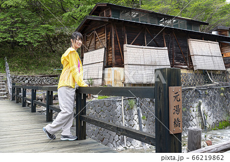 栃木県那須鹿の湯を散歩する女性 栃木県那須鹿の湯を散歩する女性 66219862