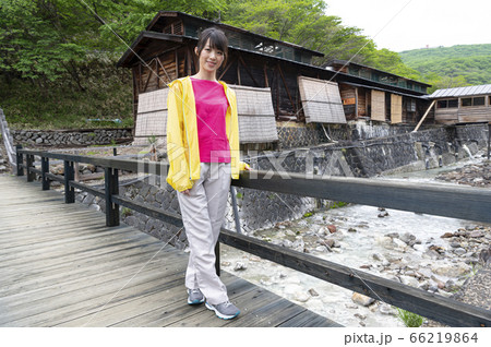 栃木県那須鹿の湯を散歩する女性 栃木県那須鹿の湯を散歩する女性 66219864