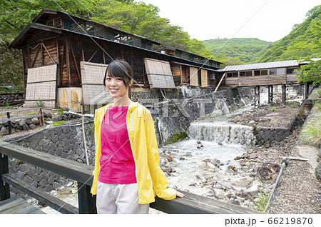 栃木県那須鹿の湯を散歩する女性 栃木県那須鹿の湯を散歩する女性 66219870