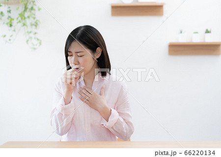 息苦しさを感じて胸を押さえる女性 息苦しさを感じて胸を押さえる女性 66220134