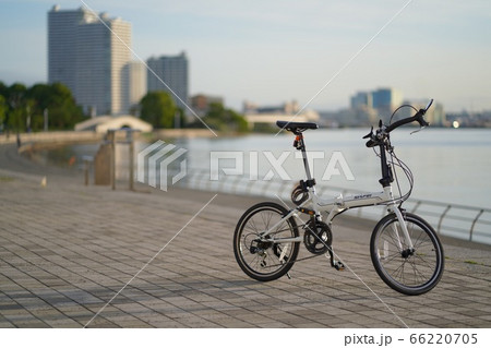 朝焼けの横浜へミニベロでさわやかプチサイクリング！高級タワーマンションをバックに。 66220705