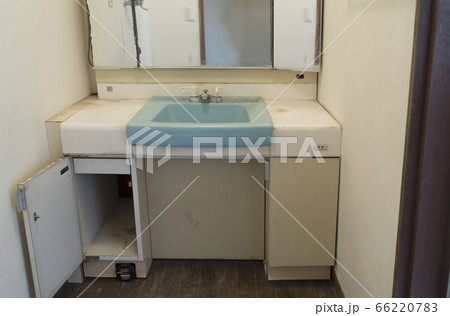 住宅　リフォーム用　解体前　現場実例写真素材　洗面室 66220783