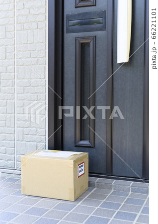 玄関に届いた商品(置き配) 玄関に届いた商品(置き配) 66221101