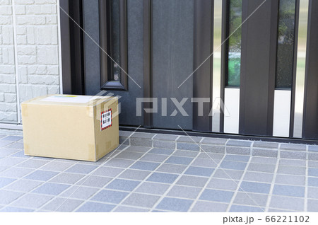 玄関に届いた商品（置き配） 66221102