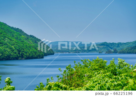 初夏の磐梯吾妻レークラインの風景　青空と秋元湖　福島県猪苗代町 66225196