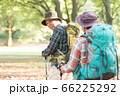 シニア夫婦の趣味　トレッキング 66225292