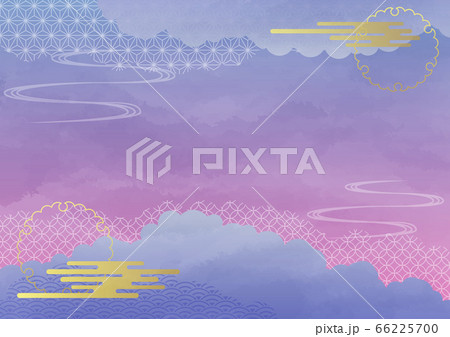 秋の夕方の空と和柄 66225700