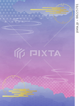 秋の夕方の空と和柄 66225701