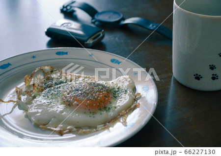 朝食 目玉焼きとコーヒー 66227130