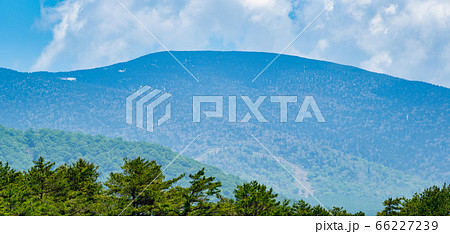 五色沼自然探勝路の風景 西吾妻山の山並み 福島県北塩原村 五色沼自然探勝路の風景 西吾妻山の山並み 福島県北塩原村 66227239