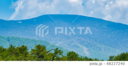 五色沼自然探勝路の風景 西吾妻山の山並み 福島県北塩原村 五色沼自然探勝路の風景 西吾妻山の山並み 福島県北塩原村 66227240