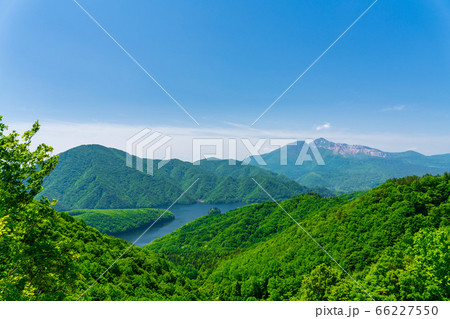 初夏の磐梯吾妻レークラインの風景 秋元湖と磐梯山 福島県北塩原村 初夏の磐梯吾妻レークラインの風景 秋元湖と磐梯山 福島県北塩原村 66227550