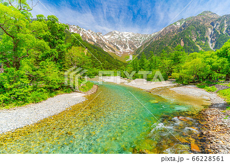 河童橋から見た初夏の上高地の風景 長野県 の写真素材