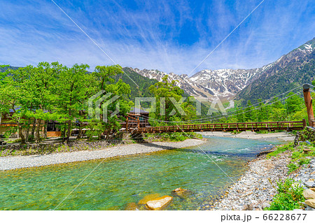 河童橋と初夏の上高地の風景 長野県 の写真素材