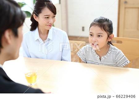 家庭訪問の画像素材 ピクスタ