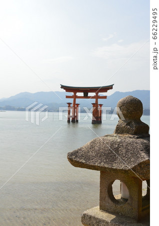 海上の大鳥居･石燈篭（厳島神社／広島県廿日市市宮島町） 66229495