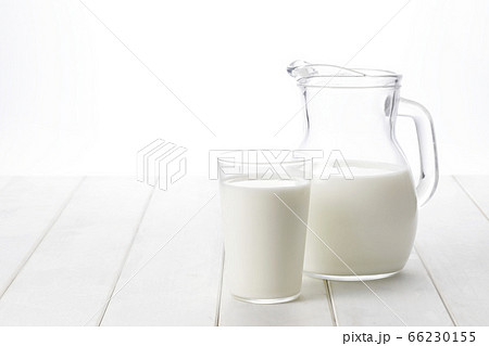 グラスとピッチャーに入った牛乳 グラスとピッチャーに入った牛乳 66230155