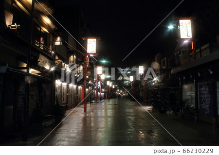 夜の浅草仲見世通り 66230229
