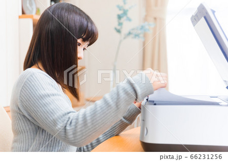 書類をスキャンする女性　コピースペース 66231256