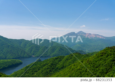 初夏の磐梯吾妻レークラインの風景　秋元湖と磐梯山　福島県北塩原村 66231353