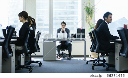 悩むビジネスマン 66231456