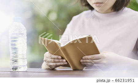 女の子　読書 66231951