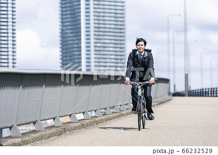 自転車通勤するビジネスマン  66232529