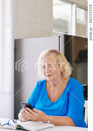 Texting elderly woman 66233418