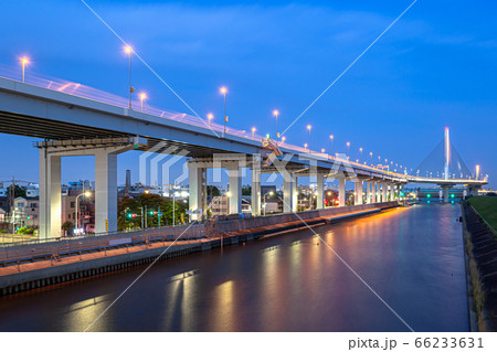 葛飾区 首都高中央環状線 葛飾ハープ橋 夜景の写真素材