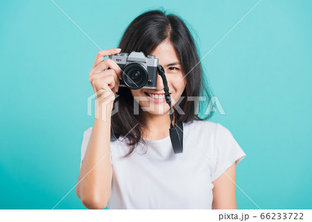 woman smile in summer hat standing with mirrorless 66233722