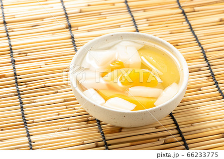 小鉢に入れられた杏仁豆腐。すだれで夏イメージ。 小鉢に入れられた杏仁豆腐。すだれで夏イメージ。 66233775