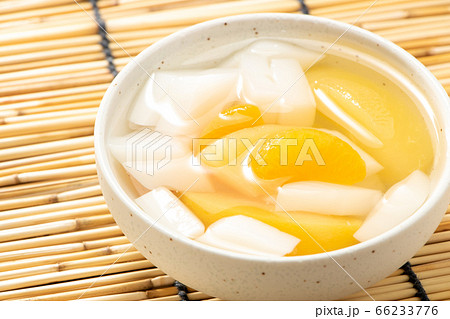 小鉢に入れられた杏仁豆腐。すだれで夏イメージ。 小鉢に入れられた杏仁豆腐。すだれで夏イメージ。 66233776