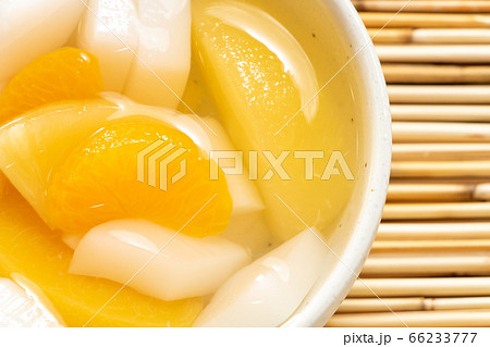 小鉢に入れられた杏仁豆腐。すだれで夏イメージ。 小鉢に入れられた杏仁豆腐。すだれで夏イメージ。 66233777