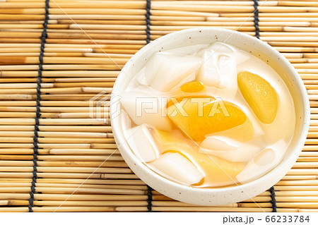 小鉢に入れられた杏仁豆腐。すだれで夏イメージ。 小鉢に入れられた杏仁豆腐。すだれで夏イメージ。 66233784