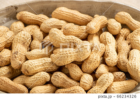 皿に盛られた殻付き落花生 中国産 の写真素材