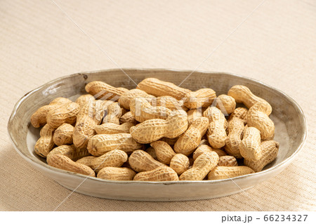 オーバル皿に入れられた 殻付き落花生 中国産 の写真素材