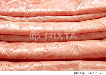 包装フィルムに包まれた状態の牛肉(国産黒毛和牛カタすき焼き用)。 包装フィルムに包まれた状態の牛肉(国産黒毛和牛カタすき焼き用)。 66234977